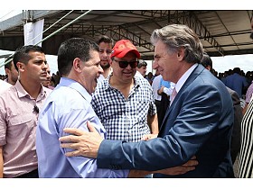 Com o Presidente do Paraguai Horacio Cartes e com o Ministro da Indstria e Comrcio tambm deste pas Gustavo Leite
